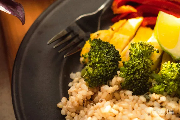 高清摄影 黑盘子里的煮大米、 broccoli 和胡萝卜