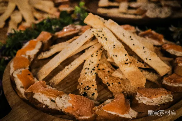高清摄影 棕色的食物放在棕色木桌面上