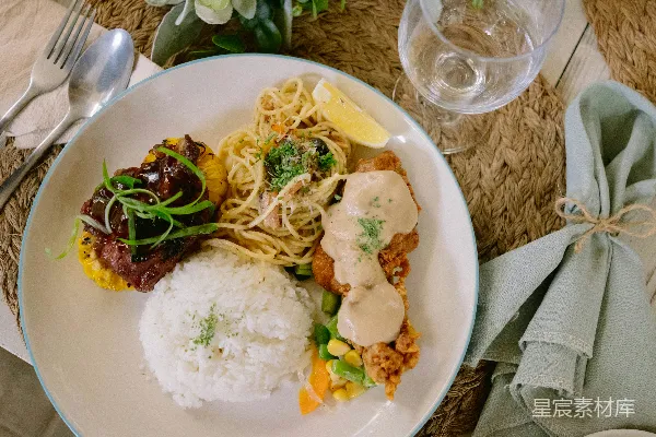 高清摄影 餐桌上的一盘食物，配有银质餐具