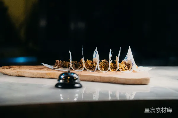高清摄影 装在木板上的开胃小菜配有铃铛。