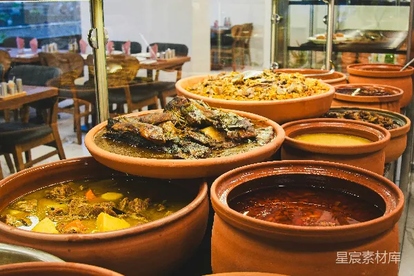 高清摄影 各式菜肴摆放在陶锅 buffet 中供客人选择。