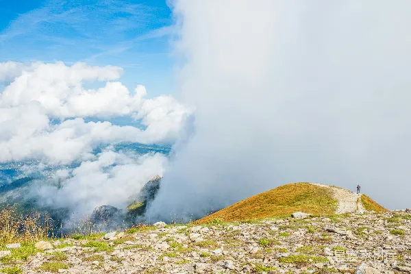 一个人在岩石山坡上行走