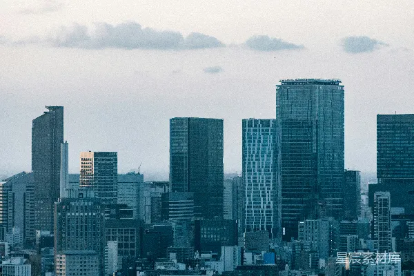现代城市天际线在傍晚时分的高楼大厦