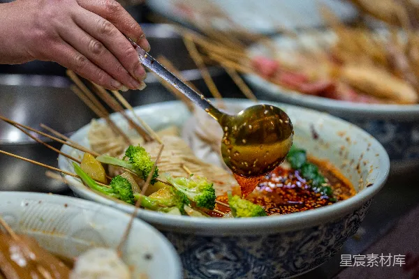 高清摄影 一碗食物，上面插着筷子