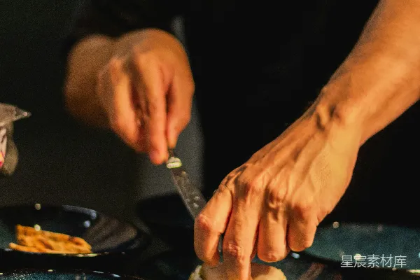 高清摄影 厨师仔细准备着装盘的食物。