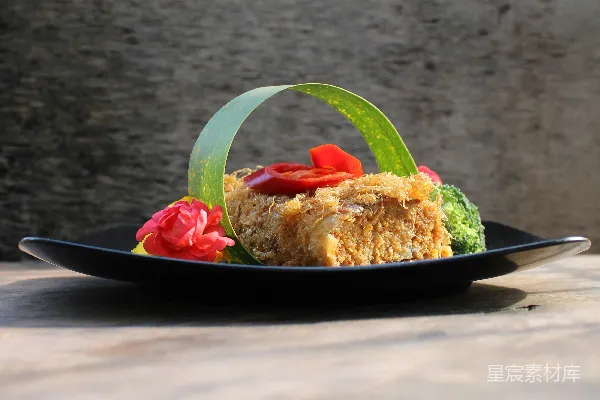 高清摄影 在黑色陶瓷盘中烹饪食物