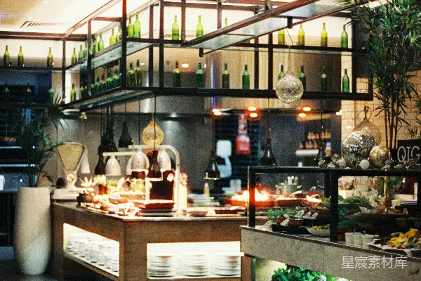 高清摄影 一个装饰精美的自助餐区域，配有食品展示和装饰瓶。