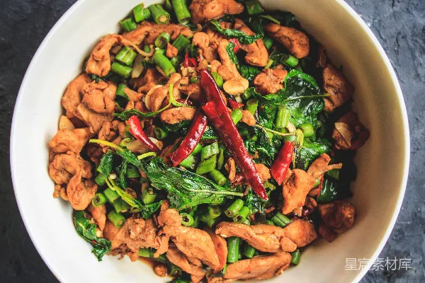 高清摄影 白陶瓷碗中的 cooked 食物