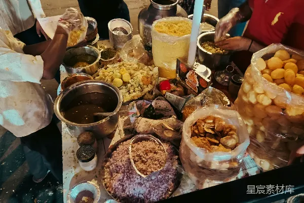 高清摄影 街头食品贩准备各种配料的小吃