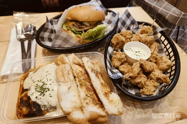 高清摄影 几盘食物放在桌子上