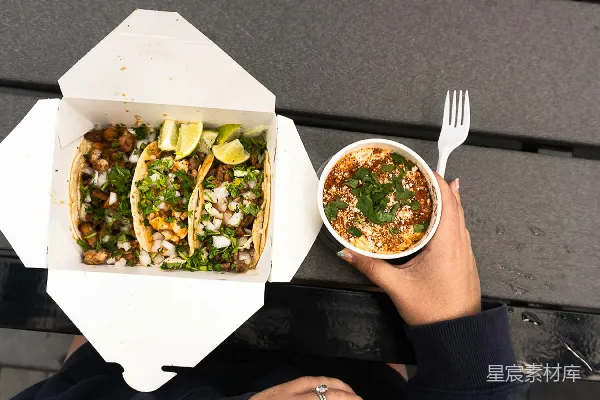高清摄影 三 tacos 和一碗食物放在桌子上