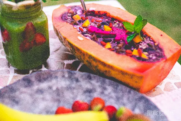 高清摄影 一盘水果和一罐绿色的smoothie