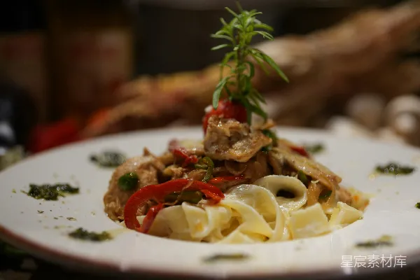 高清摄影 一块白 plate 上 topped  with 番茄和肉的 pasta