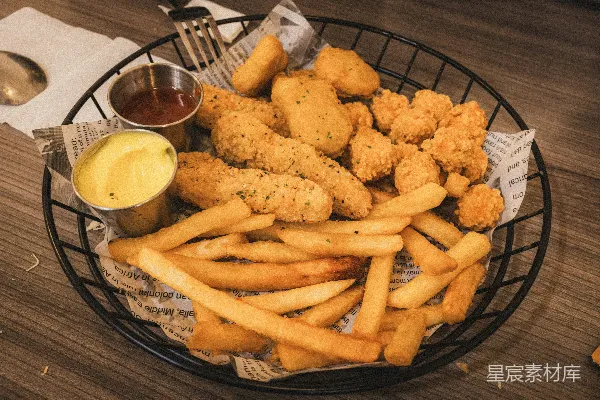 高清摄影 鸡翅、炸薯条和炸鸡米花的一篮子