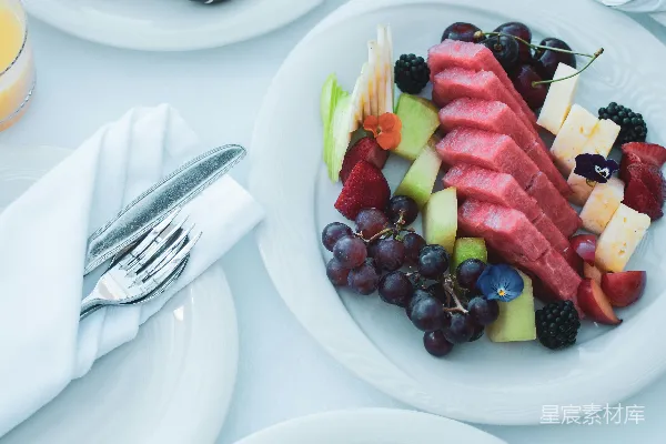 高清摄影 一张白色的桌子上摆放着装有食物的盘子。