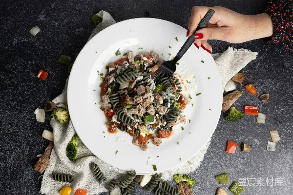 高清摄影 一盘肉和蔬菜 pasta 外面