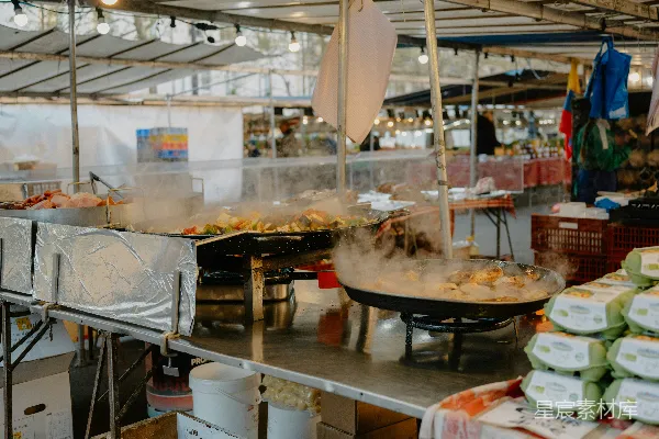 高清摄影 户外市场中的食品摊正在烹饪。