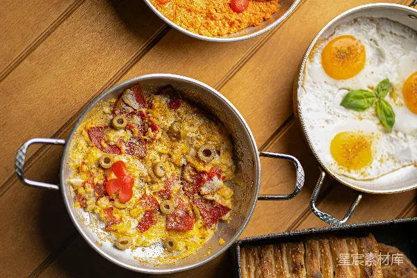 高清摄影 scramble蛋、火腿和橄榄炒蛋、炒饭。