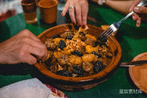 高清摄影 一个人正在吃一碗食物