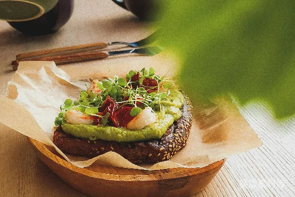 高清摄影 木制 plates 上放着一个三明治，放在一张木制桌面上。