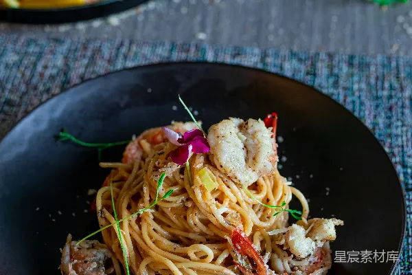 高清摄影 黑盘 shrimp 拉面 装饰
