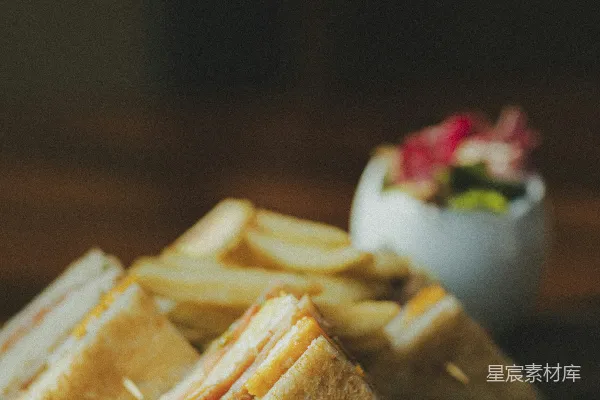 高清摄影 餐桌上一张 sandwiches 和 french fries 的盘子