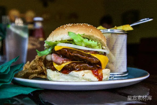 高清摄影 桌子上有一盘三明治和一杯饮料的盘子。