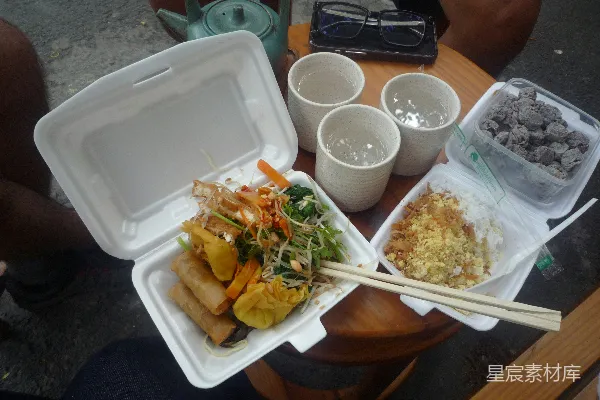 高清摄影 打包春卷、米饭和饮料的外卖食品容器。