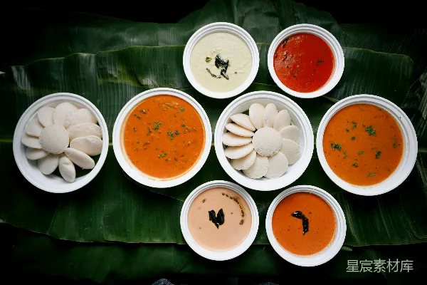 高清摄影 各种蘸酱搭配Idli served on a banana leaf。