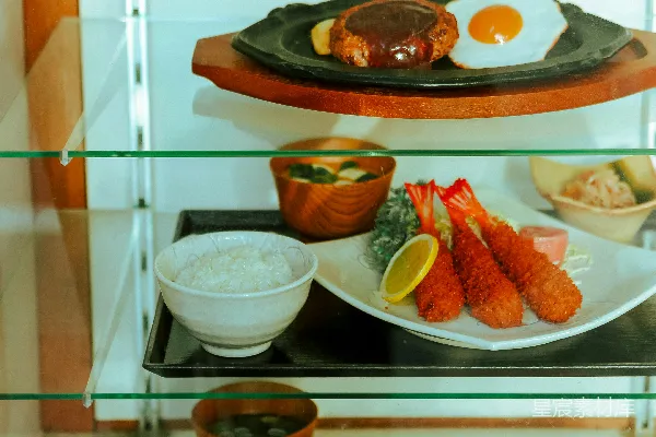 高清摄影 玻璃柜展示日本食品 items。