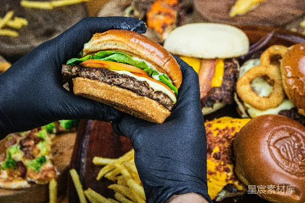 高清摄影 手持汉堡的人手拿汉堡肉饼和奶酪