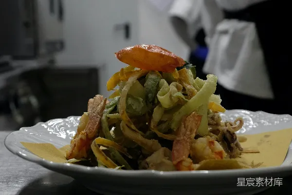 高清摄影 餐桌上的一个盘子里的食物