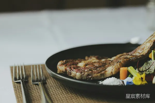 高清摄影 黑盘子里的食物已经煮好。