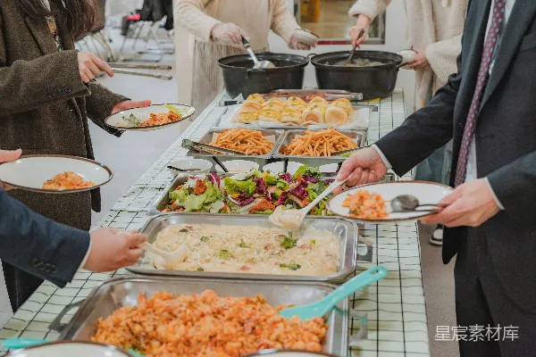 高清摄影 自助餐上的人们在为自己服务食物