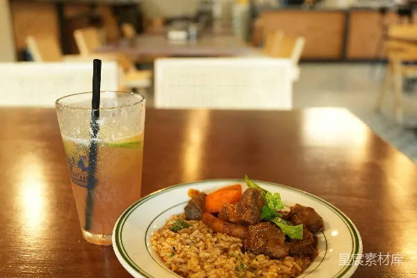 高清摄影 餐盘上的食物和一杯饮料摆在桌子上。