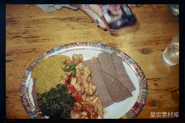高清摄影 埃塞俄比亚食物拼盘，包含埃塞俄比亚扁面包和炖菜