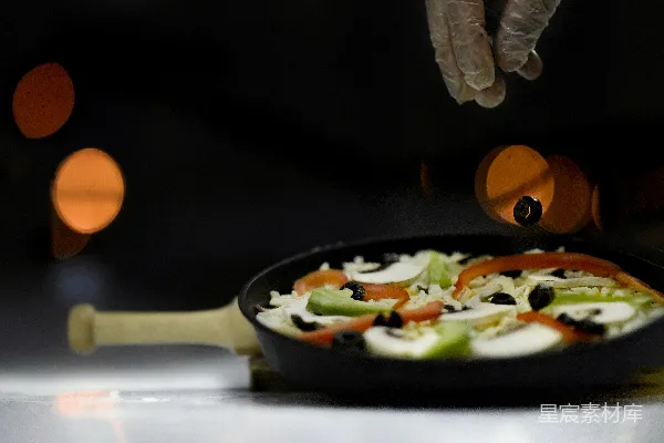 高清摄影 灰色烹饪锅中切好的橙色和绿色椒 ringing