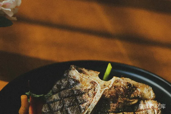 高清摄影 炭烧肉放在黑陶瓷盘中