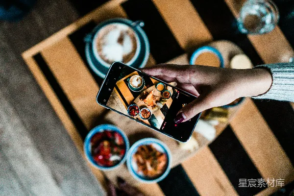 高清摄影 拍照的人正在拍摄食物