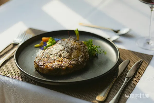 高清摄影 黑 plate 上的烤肉