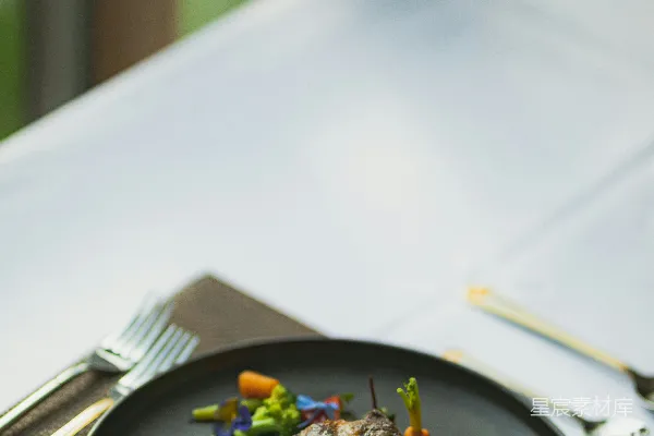 高清摄影 炭黑色陶瓷盘中烤肉