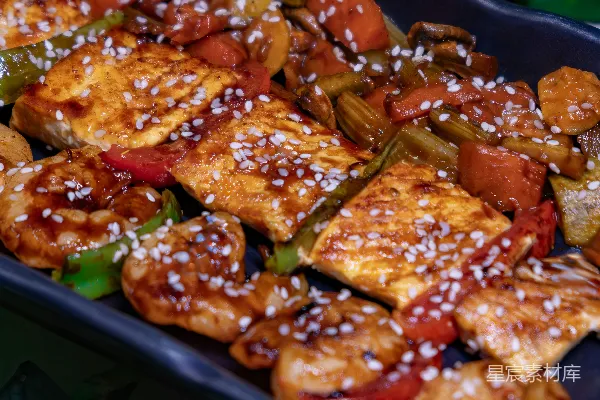 高清摄影 一盘肉和蔬菜做的食物