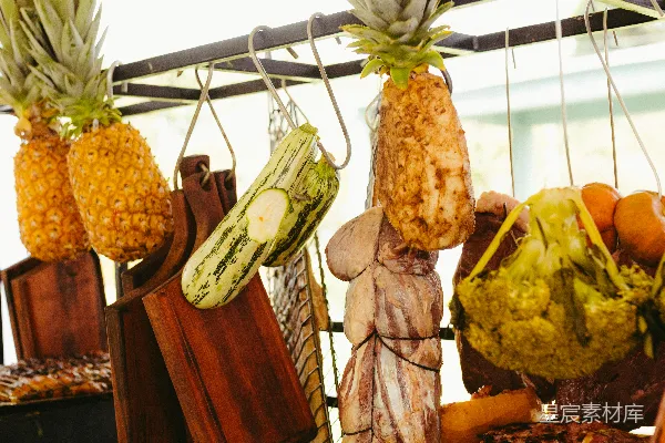 高清摄影 将菠萝、肉类和板子挂在户外烧烤架上。