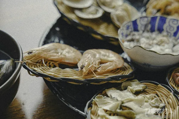 高清摄影 桌上一排贝壳