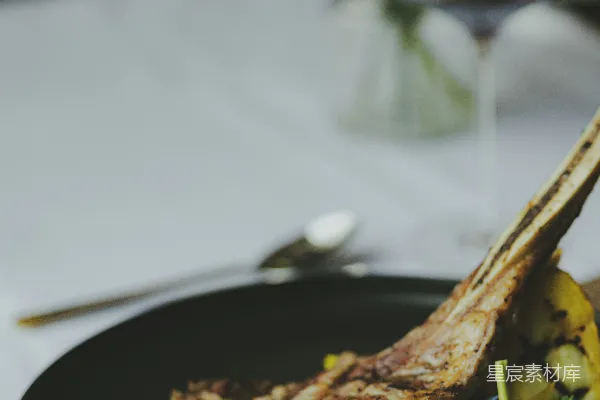 高清摄影 在黑锅里煮食物