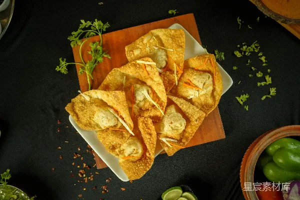 高清摄影 暗背景中点缀着香草的酥脆炸春卷。