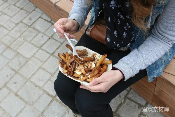 高清摄影 手持汉堡包与薯条的人