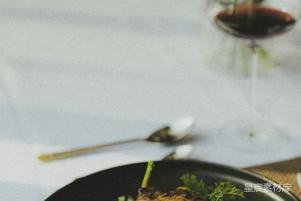 高清摄影 棕色的面包放在黑色的陶瓷盘上