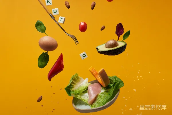 高清摄影 一片装有生菜、香肠、鸡蛋、胡萝卜以及其他的食物的盘子。