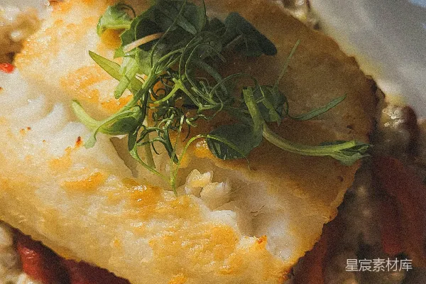 高清摄影 白 plates 上盖着一个蛋饼，上面覆盖着酱料。